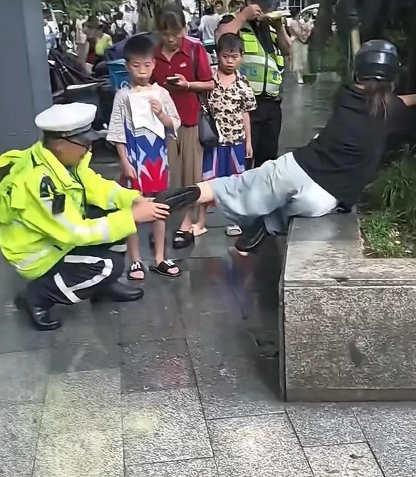 这尴尬的不得找个地缝钻进去啊？
