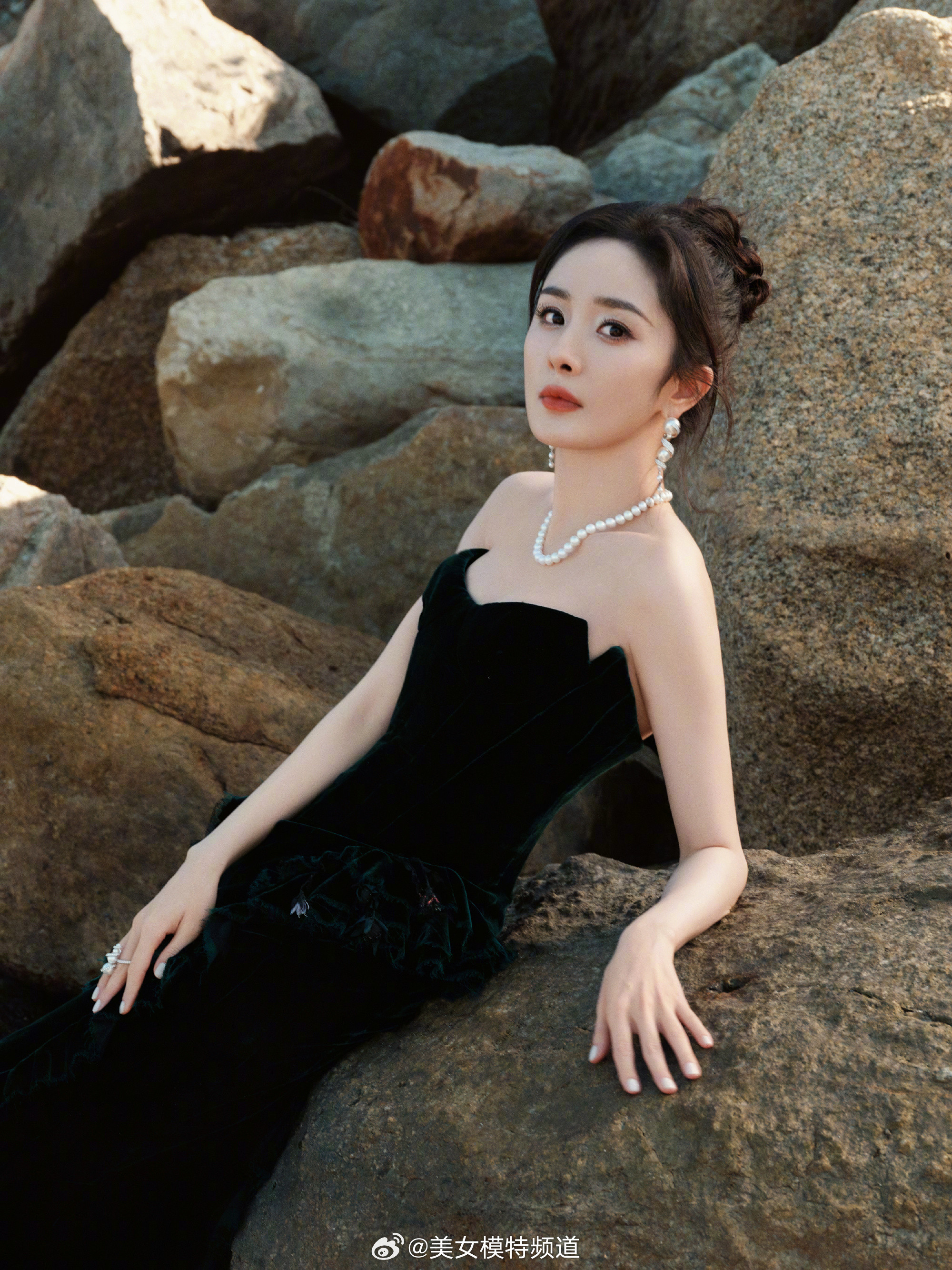 杨幂墨绿色抹胸礼服裙灵动柔美​​​