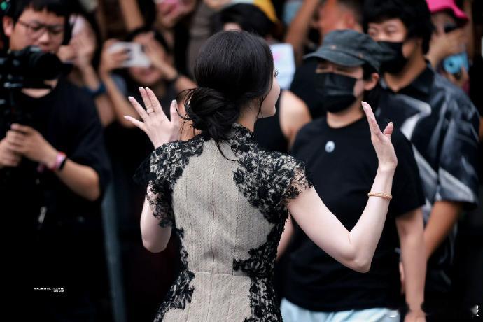 迪丽热巴无袖黑蕾丝裙迪丽热巴一袭无袖黑蕾丝裙惊艳亮相！蕾丝勾勒优雅线条，黑裙衬