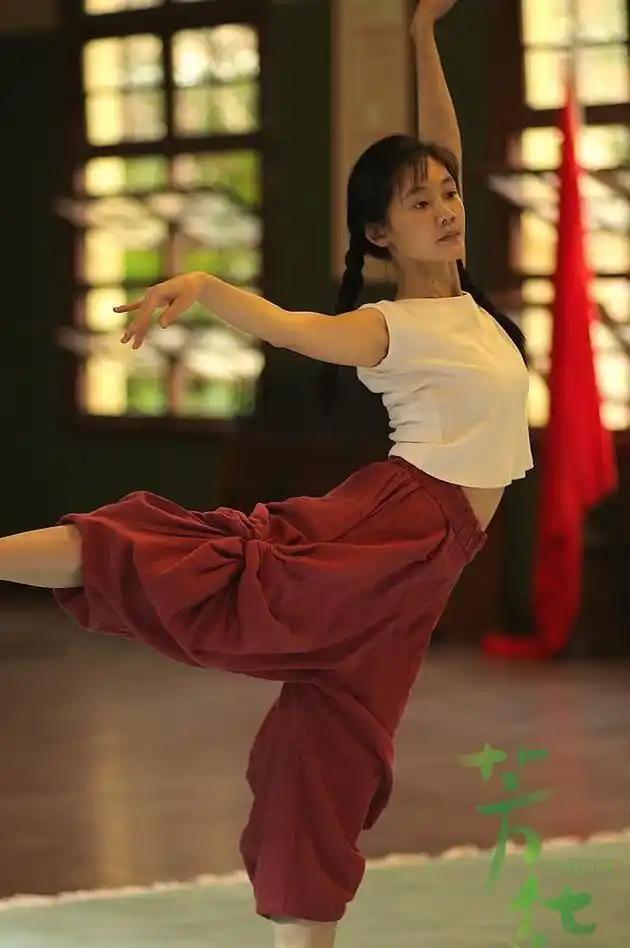 韩红：花无百日红。冯小刚：大妹子你真能坑！一夜之间，韩红不再红，被黑成熊：