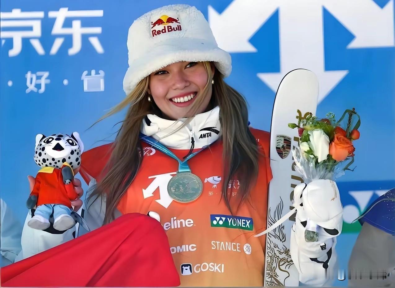 谷爱凌拿下第五金！解说都哭了，说道，谷爱凌拿下银牌后，压力是非常大的，这个冬天有