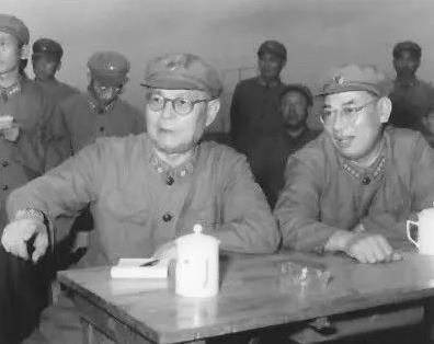 1964年8月，装甲兵司令员许光达陪同叶剑英元帅观看装甲兵军事比武表演。表演中，