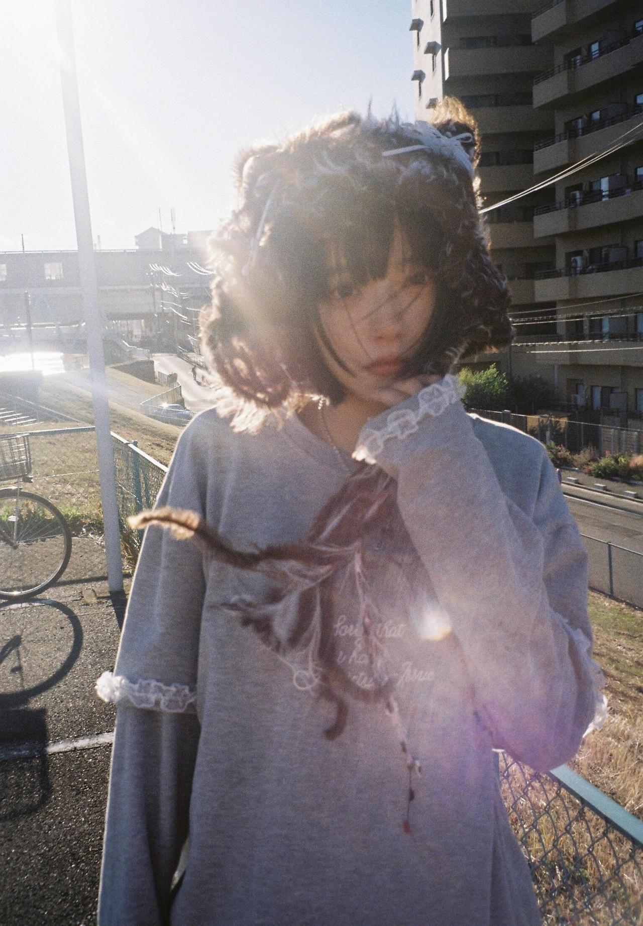 照片以胶片摄影为载体，将冬日孤独人像的创作，推向了质感与情绪的双重高峰。胶片的颗