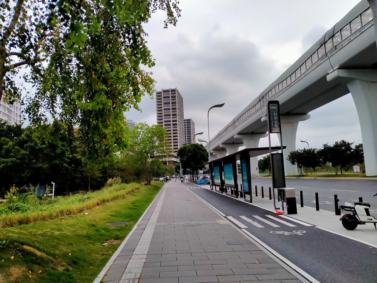 烂尾楼的邻居是地铁站…在深圳光明区硕泰路与科学大道交汇处旁边，有一处规模较大