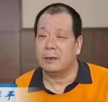 哈尔滨一位保安用2000元买彩票，第二天一开奖就中了500万。更令人震惊的是，第