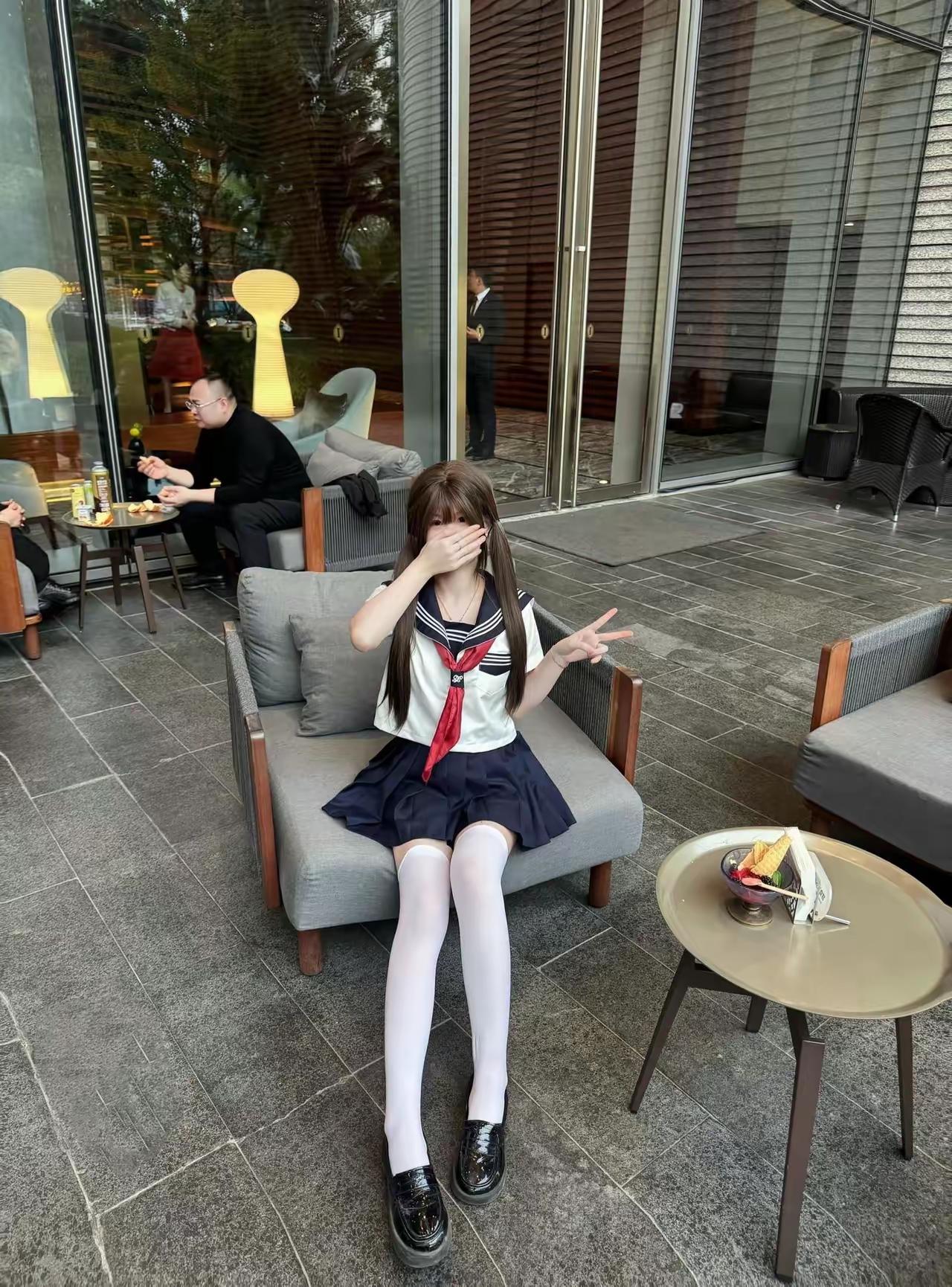 可爱少女在咖啡馆享受下午茶时光🍰💕