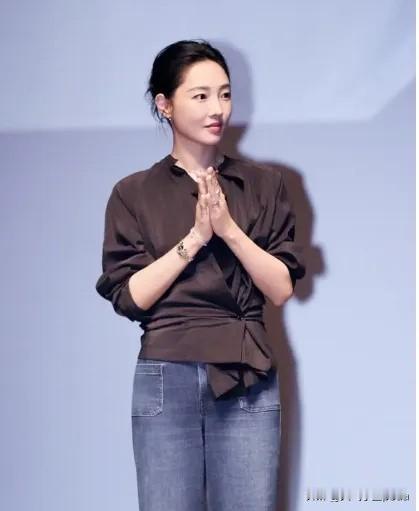 白百何真的很会穿搭！把基础款穿出高级感才是真本事！缎面裹胸衬衣的光泽感瞬间拉满