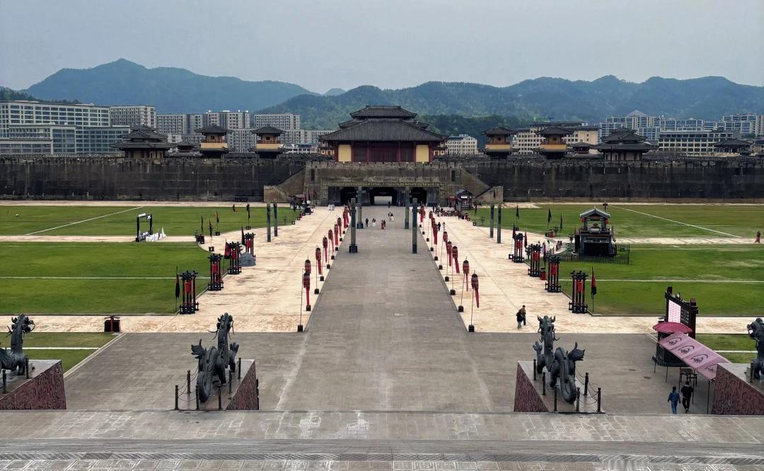 真不敢相信，现在的横店冷清成这样。以前随处都是剧组扎堆拍戏，景区里人来人往，