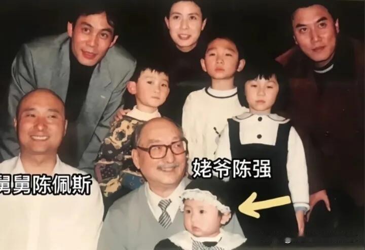 这是很早之前的一张老照片，绝大多数人只认出了坐在中间戴眼镜的表演艺术家陈强和他的