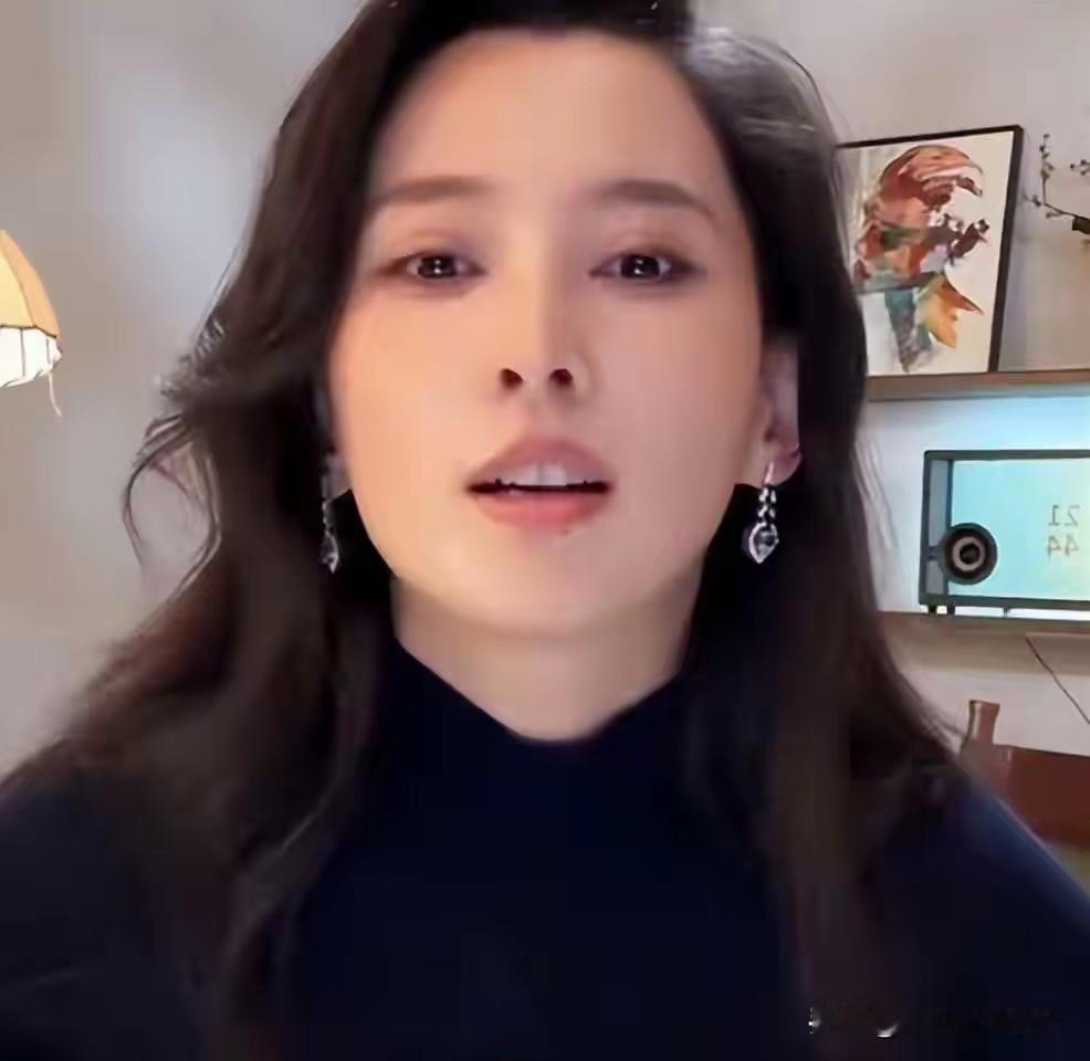 汪峰深夜和神秘女回别墅同框被拍到，森林北给足了体面，面无表情地说其实我们挺好的。