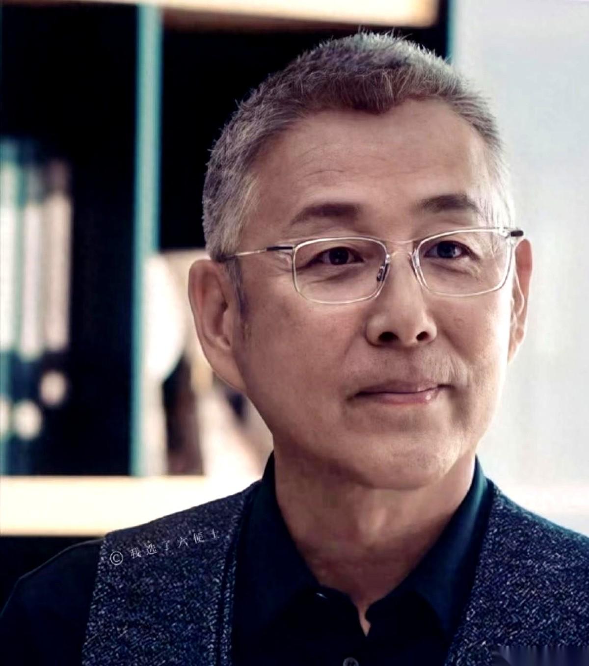 陈道明有句话，说得特别狠。他说，你晚年幸不幸福，跟你银行卡里有几个零、儿女孝不