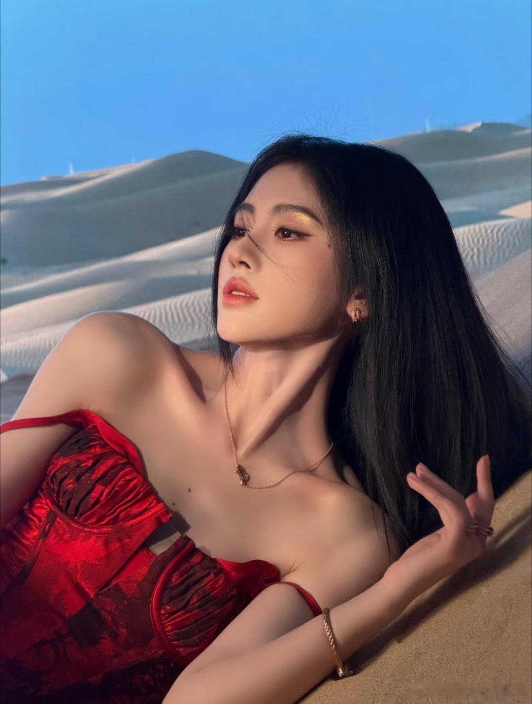 鞠婧祎沙漠女神！好美！❤️​​​