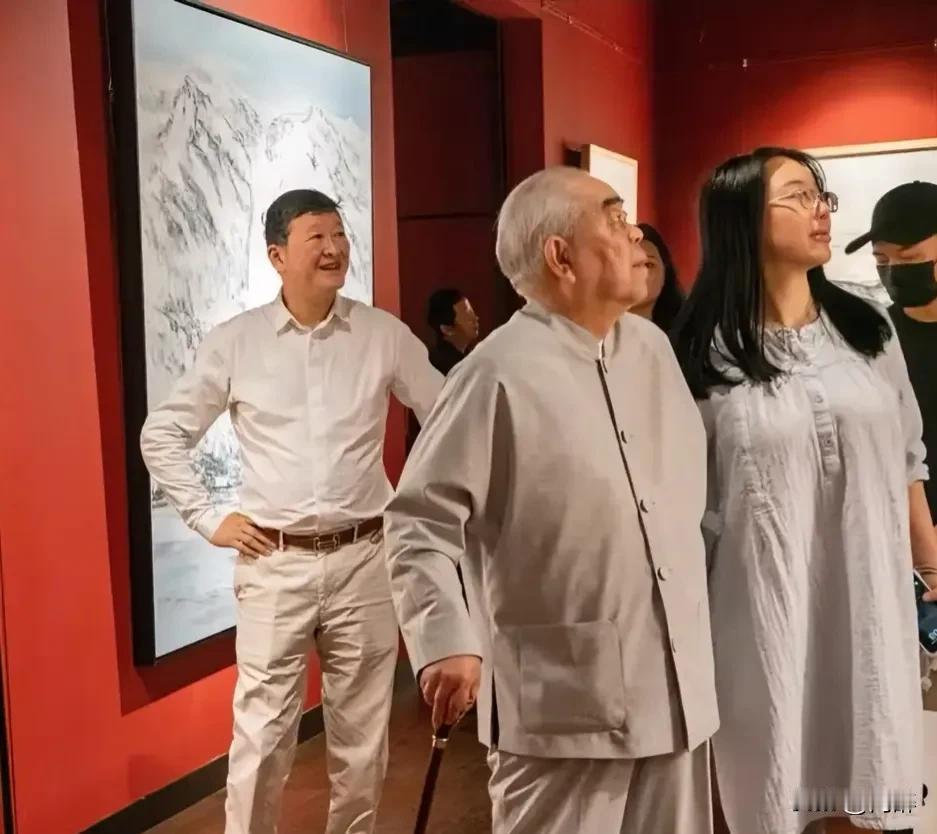 范画家自喻为“五百年来第一人”又喻“本朝第一人”。结过四次婚，娶过四个老婆的范
