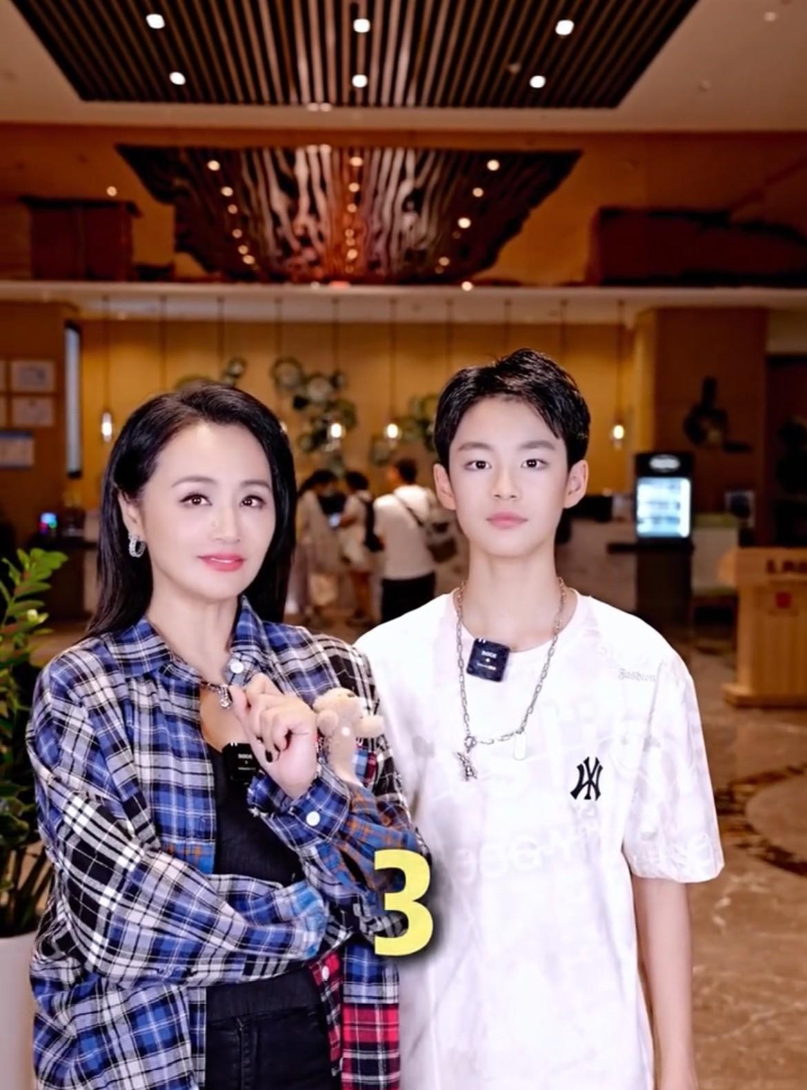 曹颖这辈子最值得骄傲的地方有很多，学历不高当过央视主持人，长相不是很美那种，找了