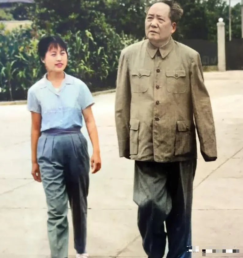 十分珍贵的一张合影，这是记录伟人真实日常的珍贵纪实照片。左侧随行的是他的机要与生
