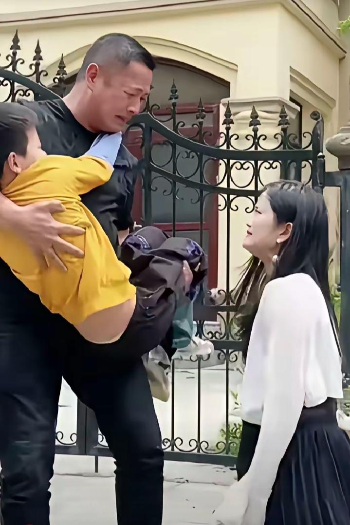 一对夫妻因琐事赌气离婚，两年间男方未娶，女方未嫁，心里都放不下彼此。丈夫每月准时