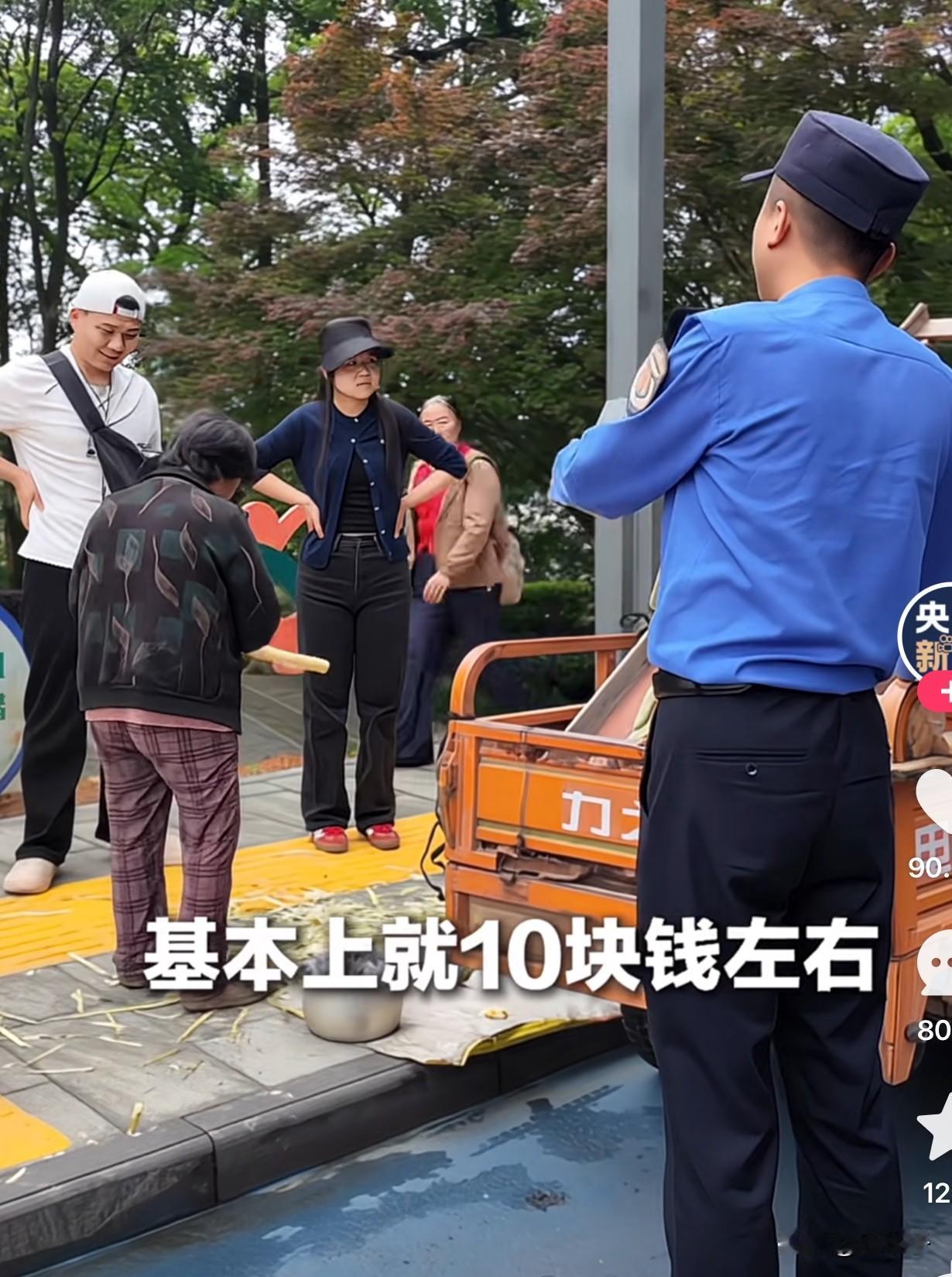 婺源城管暖哭了！等老人卖完甘蔗再劝导，还帮找摊位刚看央视新闻，被江西婺源景区
