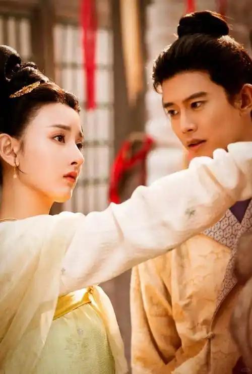 揭露本质的一句话：“人到中年，已没朋友。你无权力，别人不找；你无能力，别人不来；