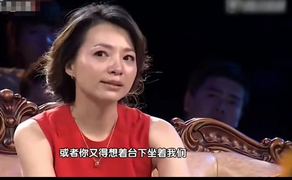 董卿说，爸爸去医院拔了四五颗牙，嘴里咬着止血的棉花团，脸上肿着，嘴角还带着血渍，