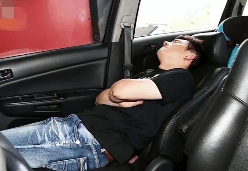 “悲剧还是发生了！”近日，河南郑州，一男子为了不被人打扰，就关闭车窗、开着空调睡