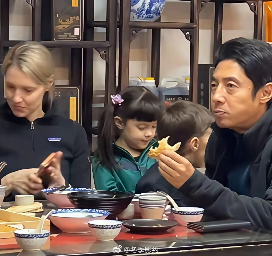 撒贝宁带老婆孩子现身山西大同，两个宝宝好活泼啊！这才叫“读万卷书，行万里路”，撒