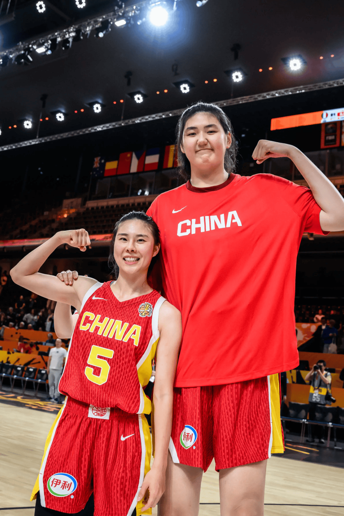 FIBA分享张子宇&王思雨合照: 张子宇和她的小手办?