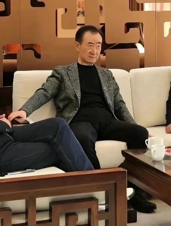 王健林暴赚20亿，姜还是老的辣！万达又有新动作了，这次是王健林不声不响套现了近