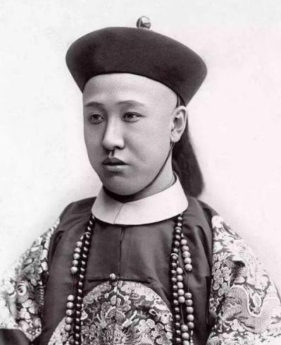 1950年，28岁就退休在家的清朝摄政王载沣，晚年以90万斤小米的价格卖掉了曾经