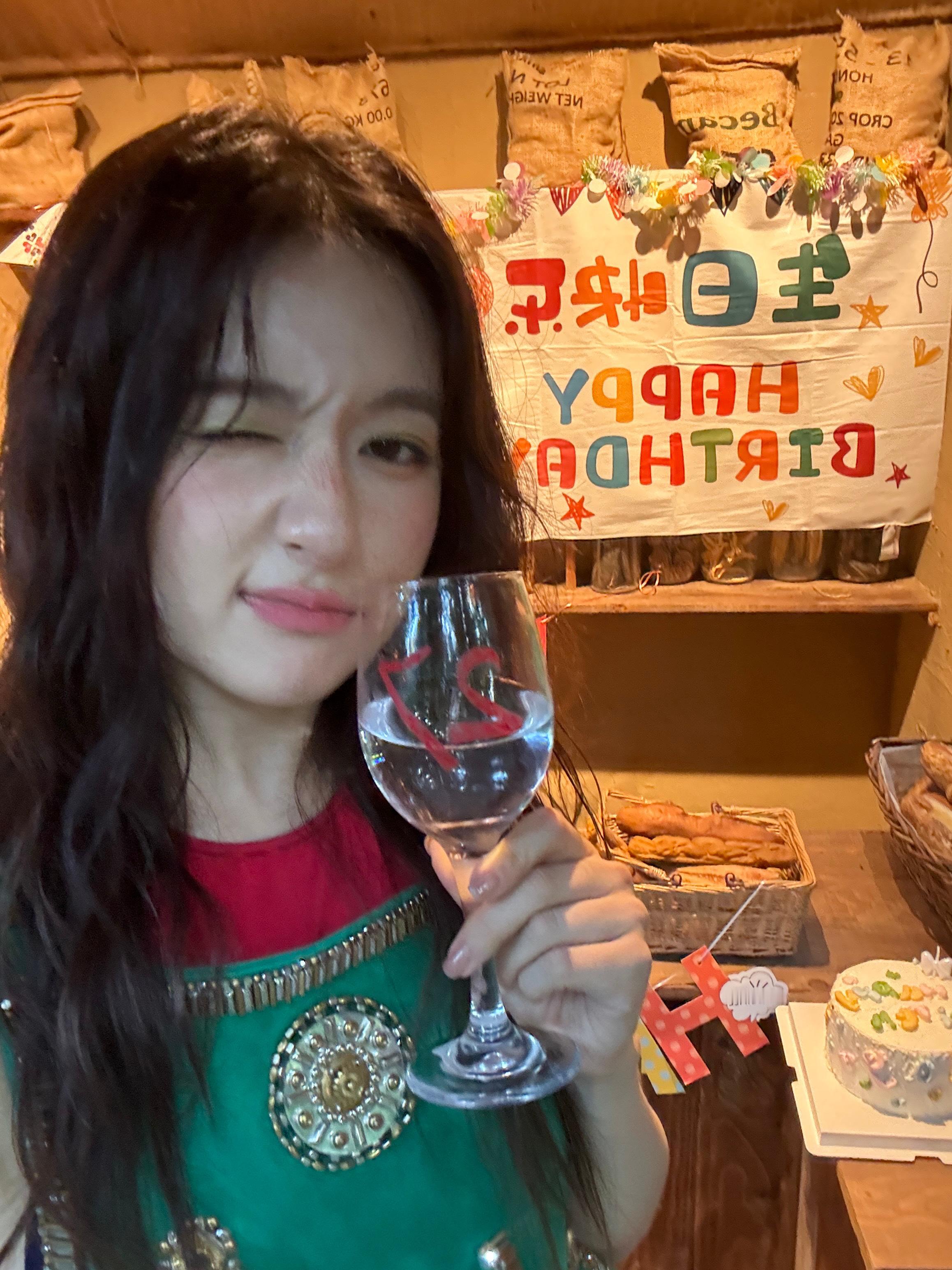 李兰迪祖母绿背带裙李兰迪又出神图了森林生日写真美到心动，祖母绿背带裙衬得气质格外