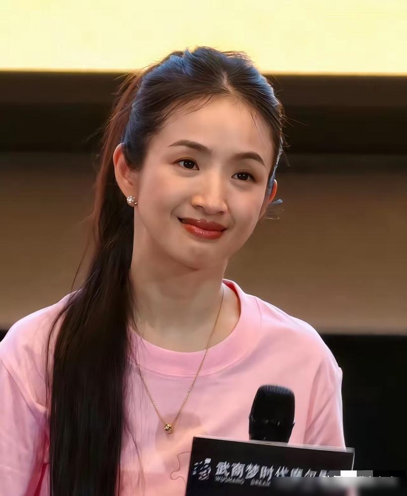 别再心疼林依晨了，她活成了好嫁风的反义词。43岁生完二胎，瘦到脱相，三个月就