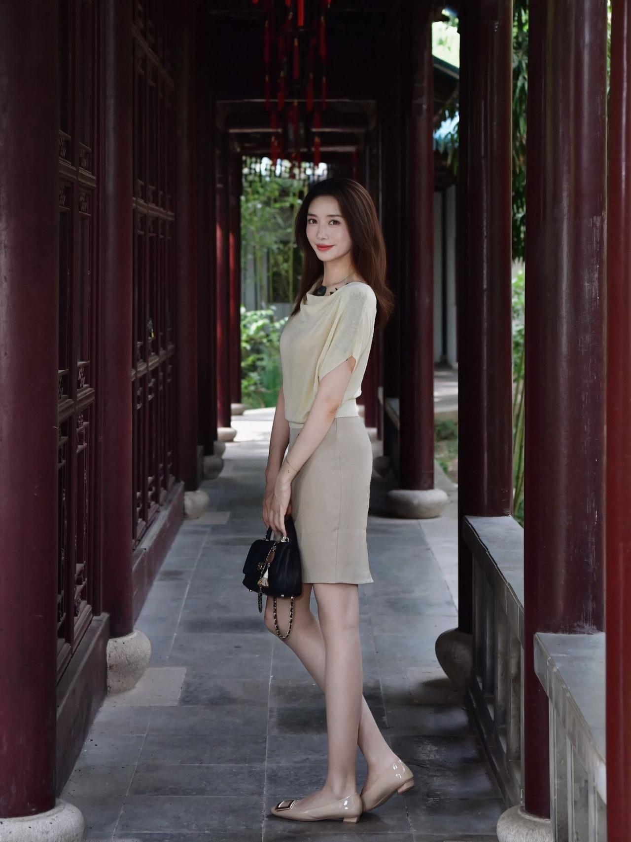 什么样的女人才具有魅力?回廊竹影漫清风，浅衣素裙赴闲程，中式古韵撞日常温柔，岁月