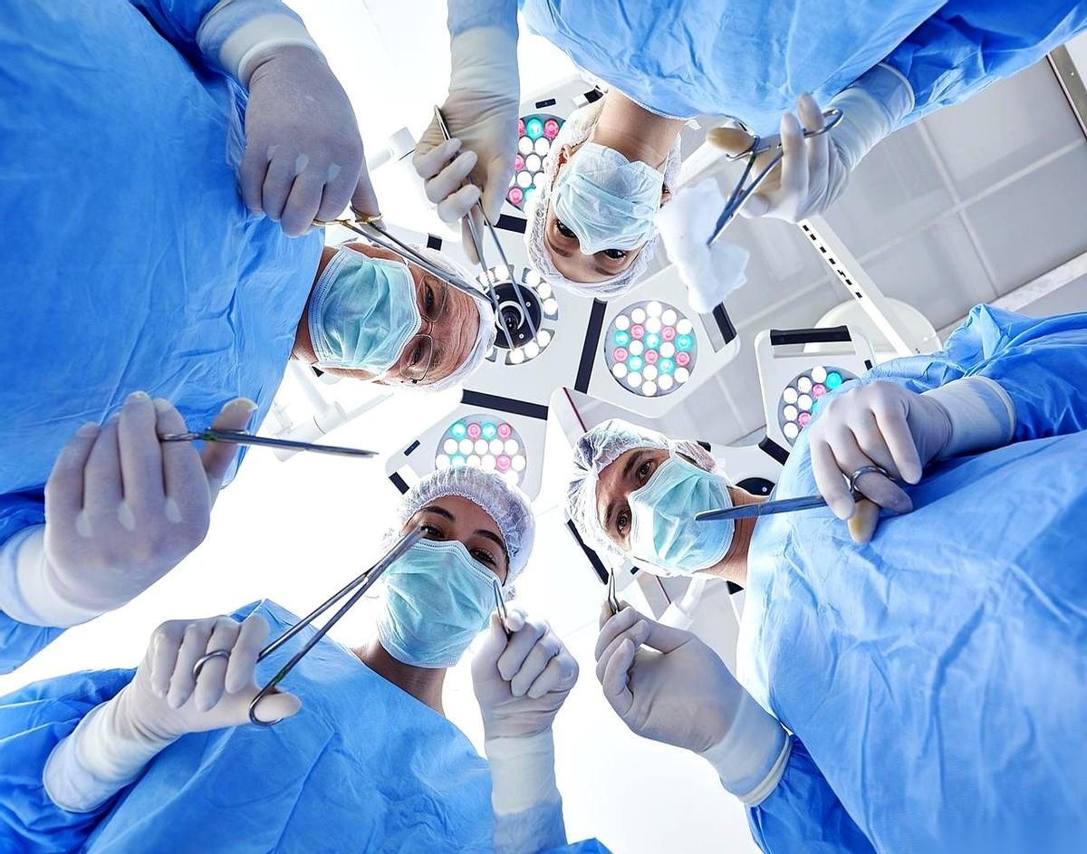 我朋友快愁死了。儿子，本硕连读八年，顶尖医学院的临床高材生，明年毕业。放着家