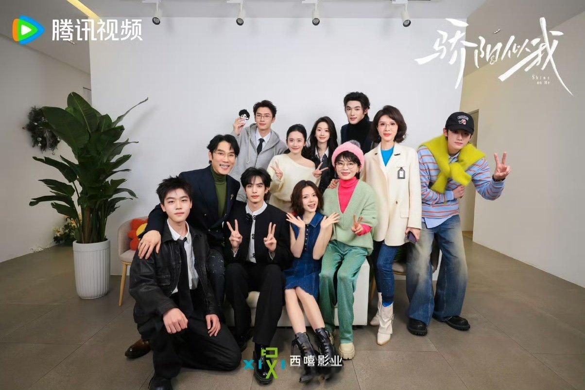 宋威龙赵今麦庆功宴官图骄阳似我庆功宴官图骄阳似我庆功宴官图，同框太养眼了