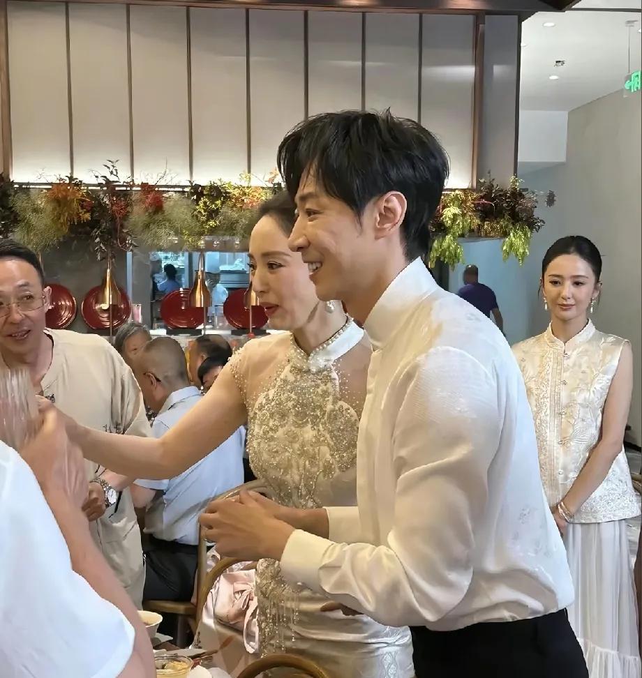 人都有选择幸福的权利，哪怕是昙花一现，也要紧紧抓住，不要麻木，一定要热