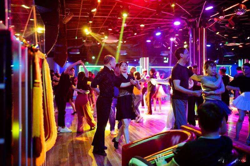 退休舞友访谈录解释这个退休老人姓张，今年70岁在成都退休10年，这10年其间由