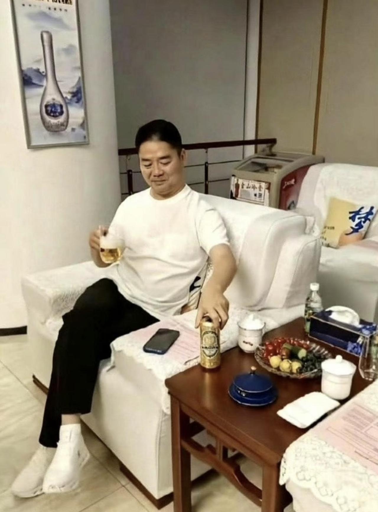 近日，刘强东回宿迁老家，喝了两场，一场是在凌晨的街头，烧烤摊上。另一场是看苏