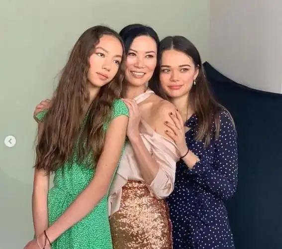 40亿美元加终身分红：离婚时被群嘲的邓文迪，用两个女儿打了所有人的脸2013