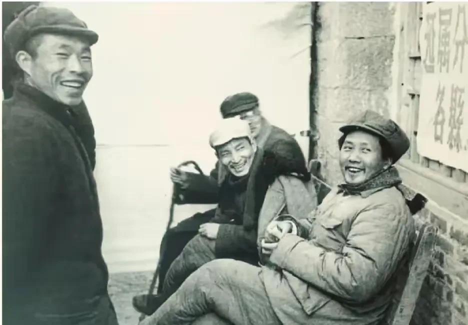 延安，那个物资匮乏的艰苦年代，条件极为简陋。毛主席身着洗得发白的朴素军装，脖子上