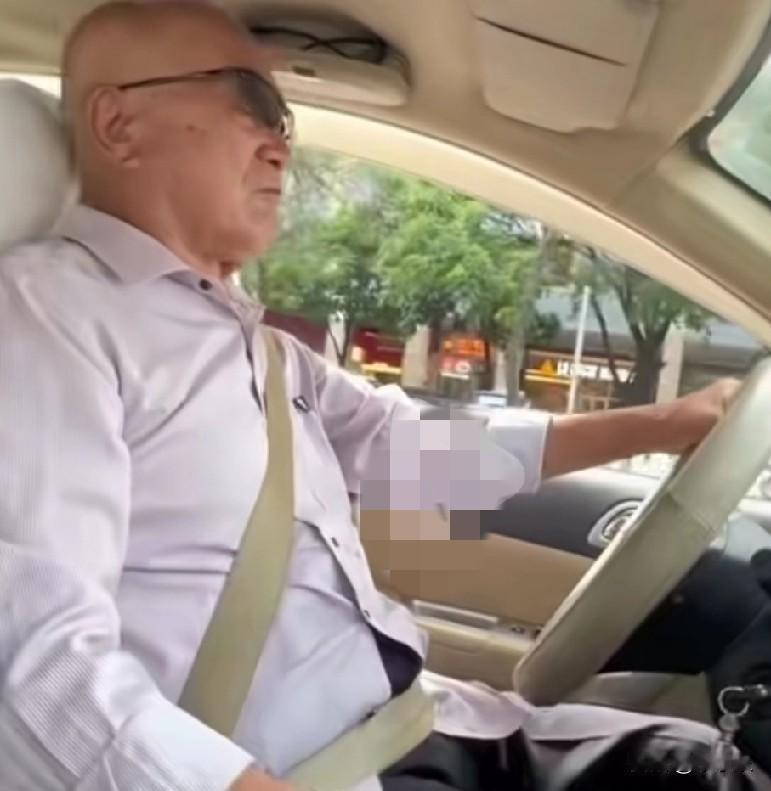 呼和浩特一90岁老人自驾23年游全国，与86岁老伴儿一路相伴。老人出生于1935