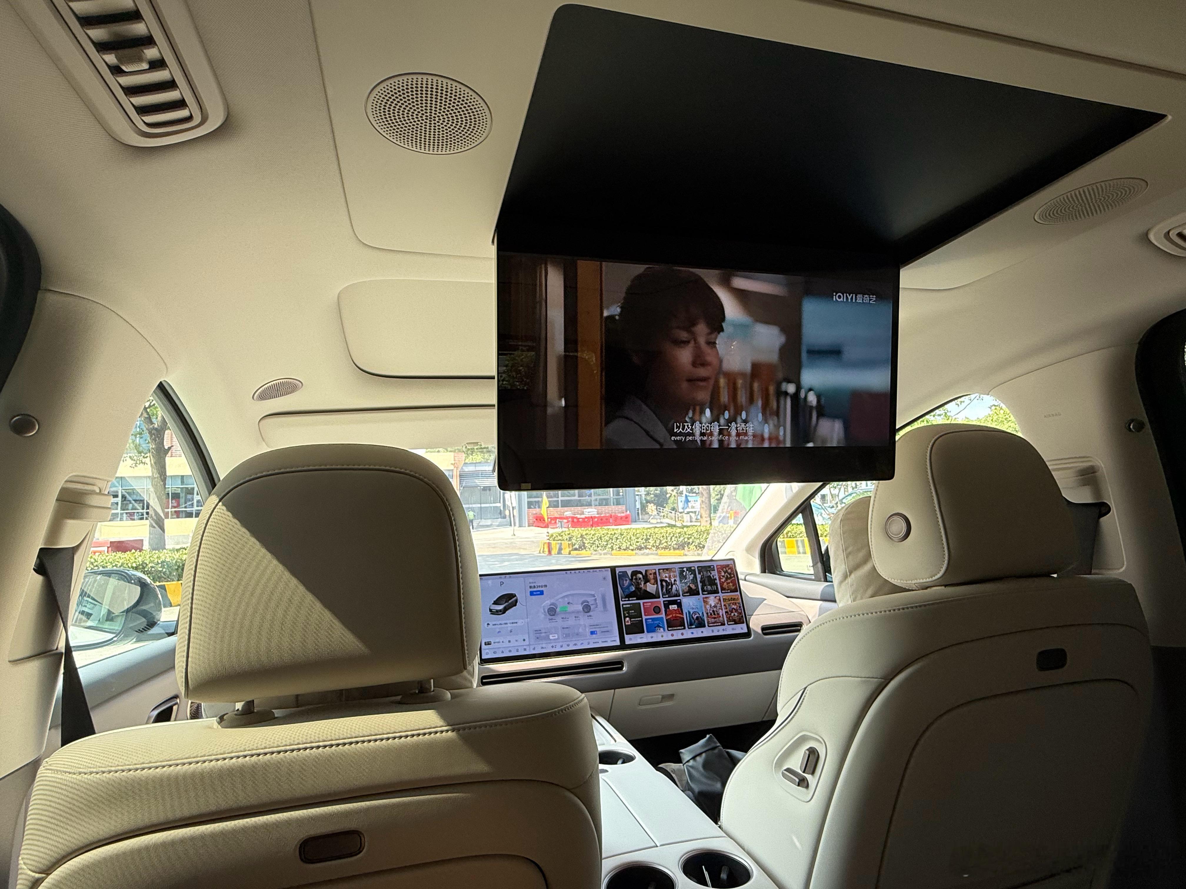 i8充电中，看会电视。新能源大牛说​​​