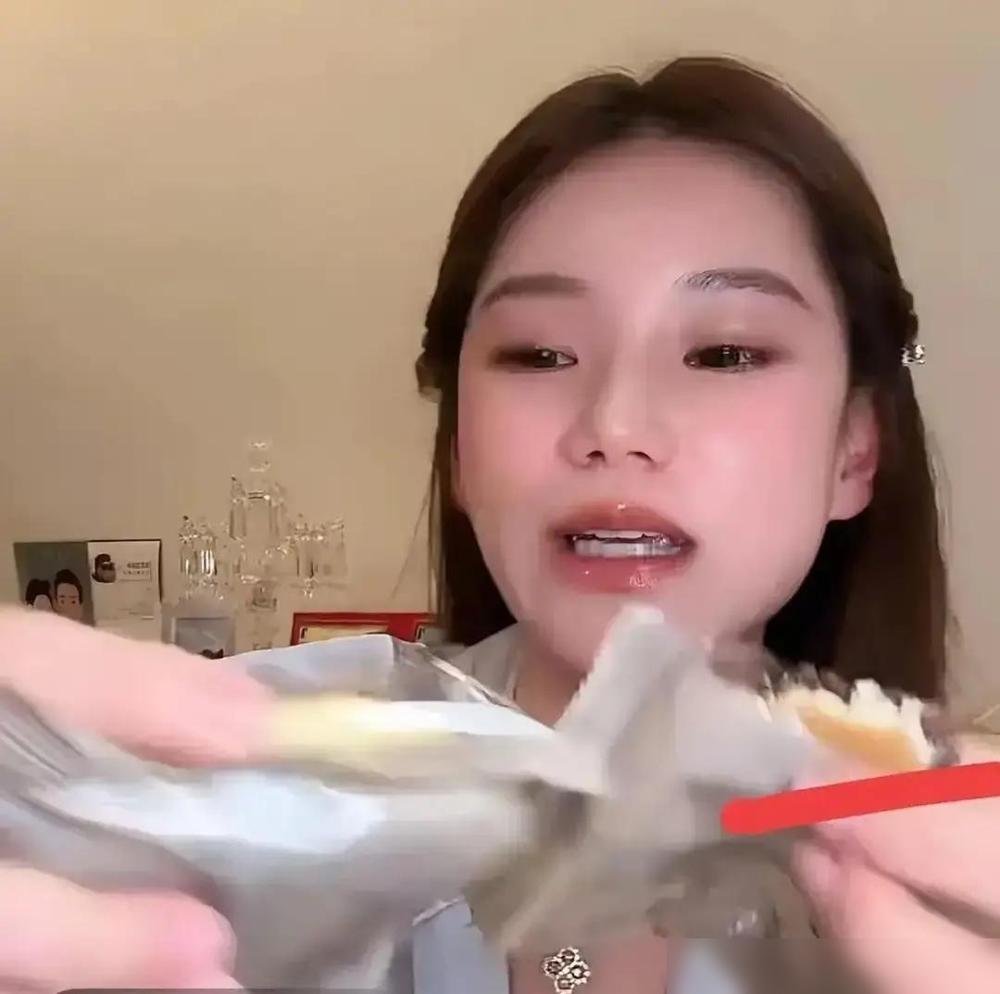 继女刷卡买鞋，后妈当场哭了。不是演的。汪小菲老婆马筱梅带玥儿逛商场，小姑娘挑了双