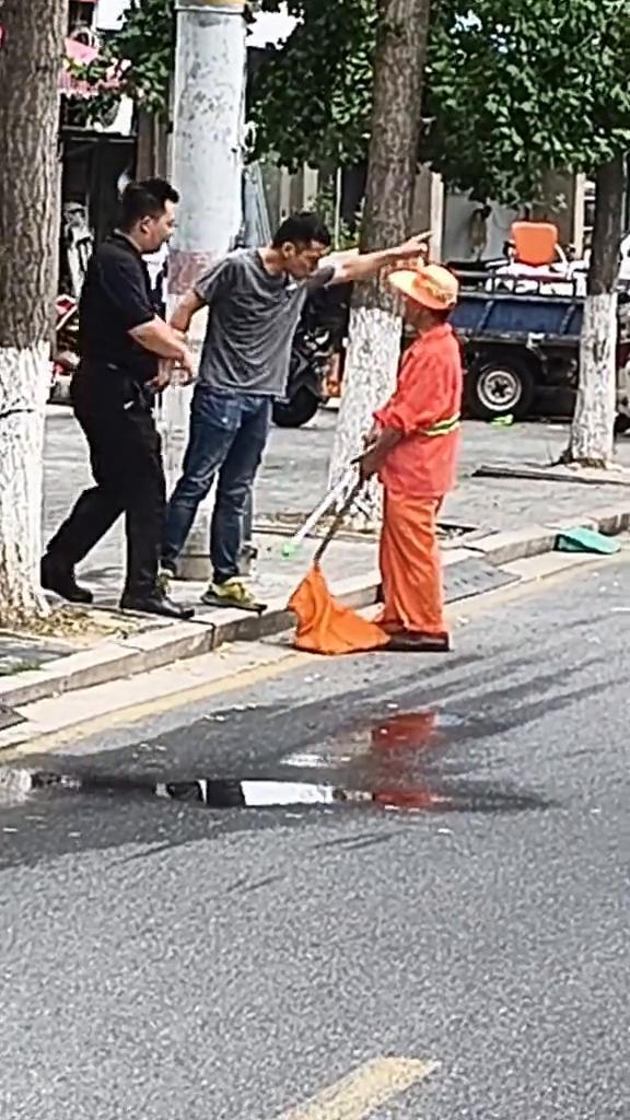 来了，它来了，它脚踏祥云进来了。大哥天，大哥地，大哥能顶天立地。