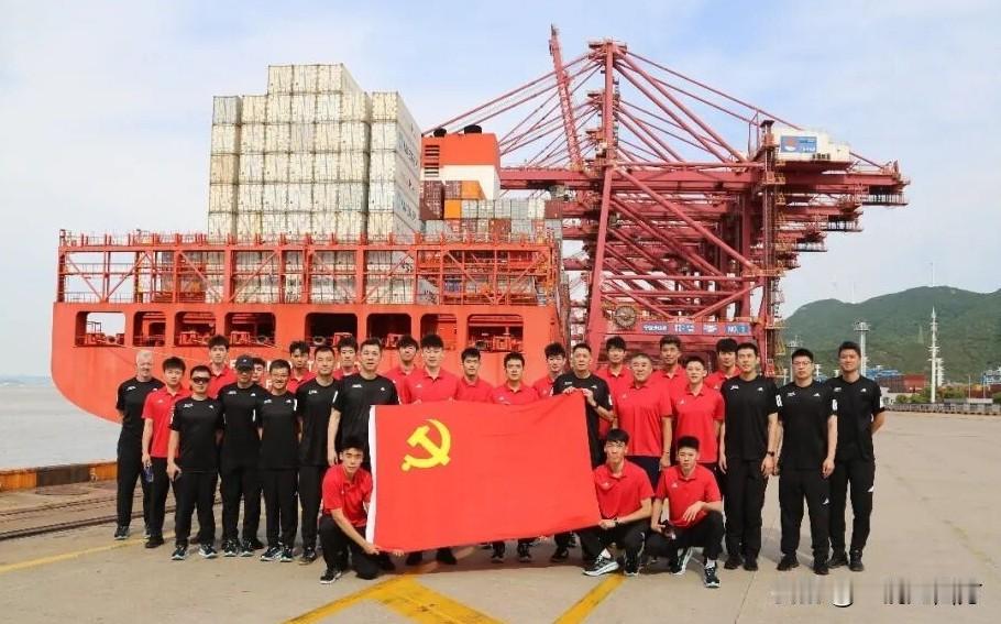 在宁波北仑开始集训的新一届中国男排在全球货物吞吐量连续多年排名世界第一的北仑港参