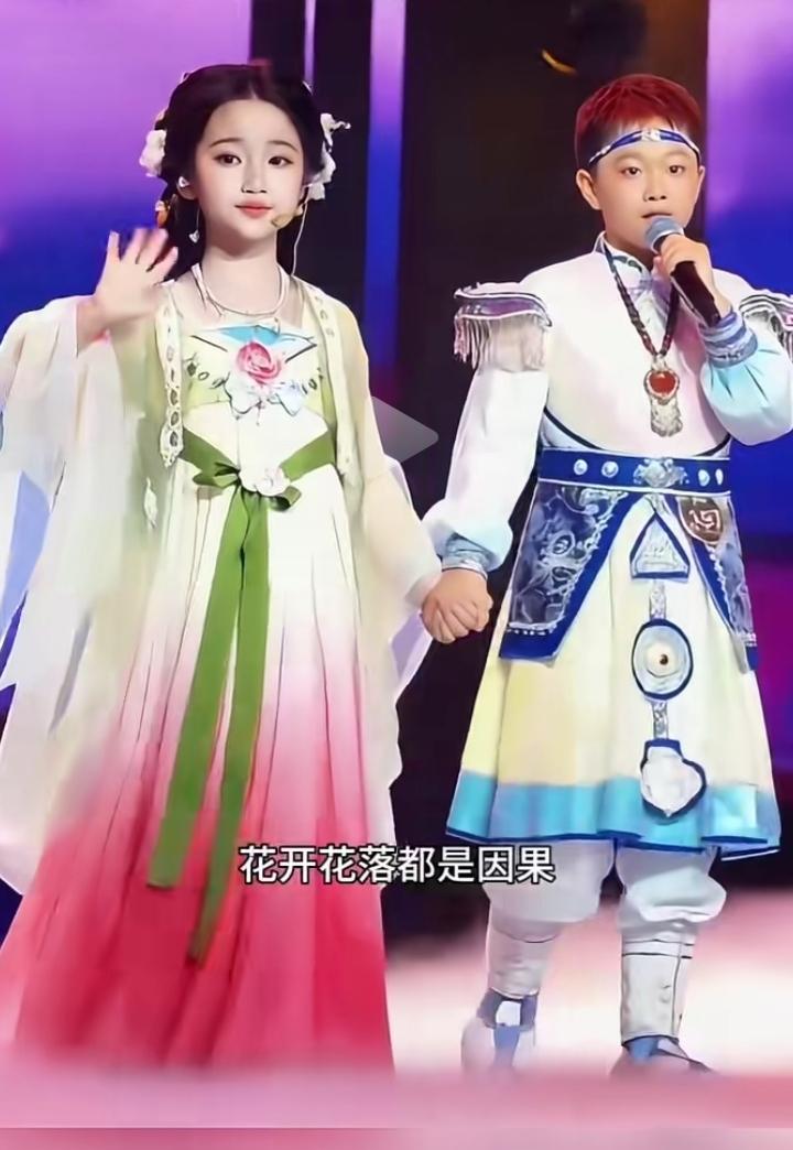 小凤凰传奇出道太好哭！舞台上漂亮的小玲花紧紧牵着弟弟的手，温柔又有气场，这对姐弟