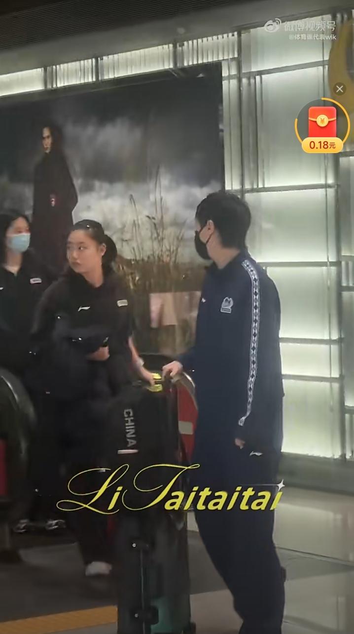 曼昱、陈熠、徐奕[笑着哭]，三个好朋友又同框了[赞]，机场电梯上，出发海口亚洲