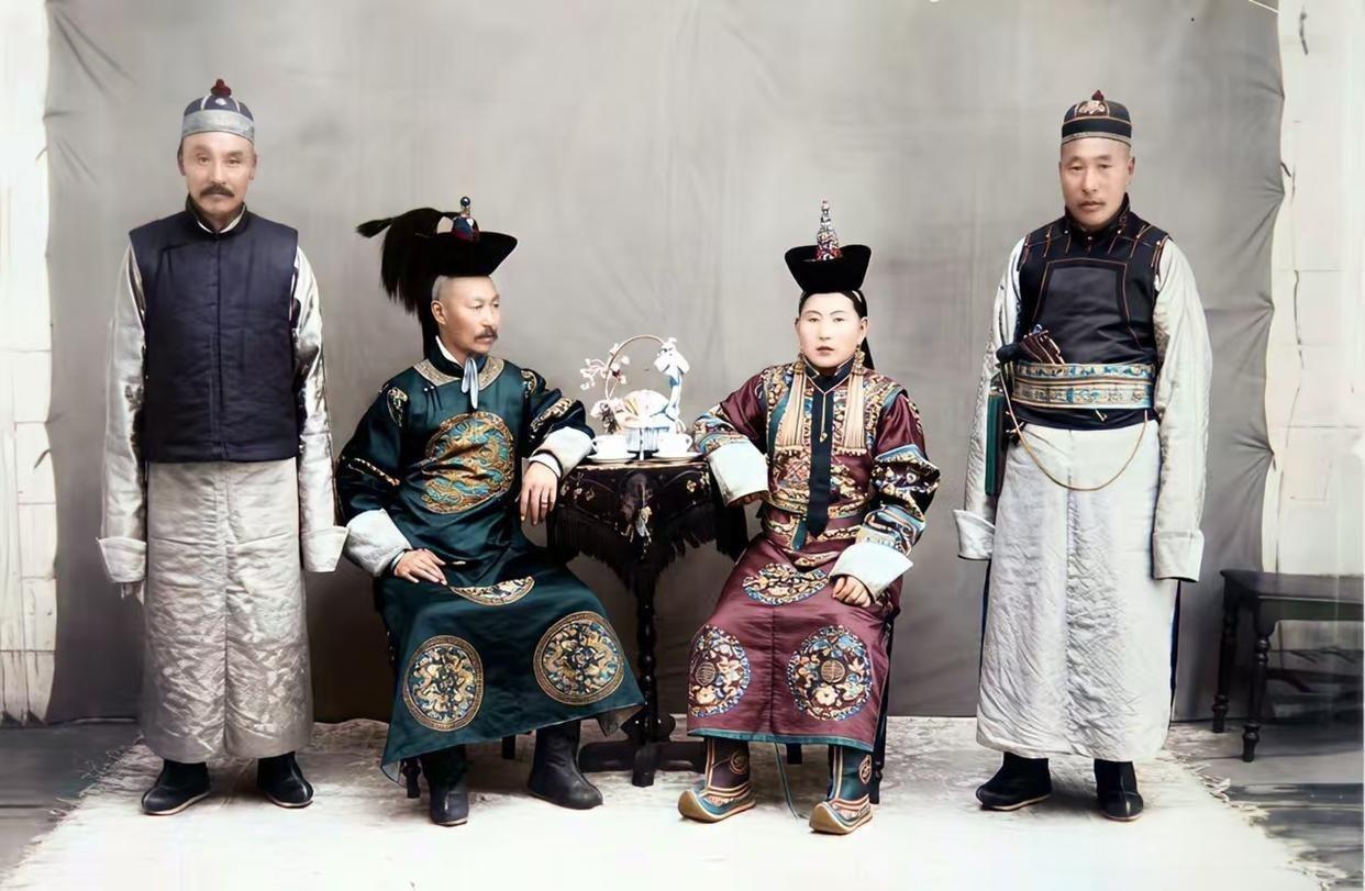 这是陶克陶胡夫妇与两名侍从。其中，一名侍从腰间配枪时刻保护陶克陶胡夫妇。当年，陶