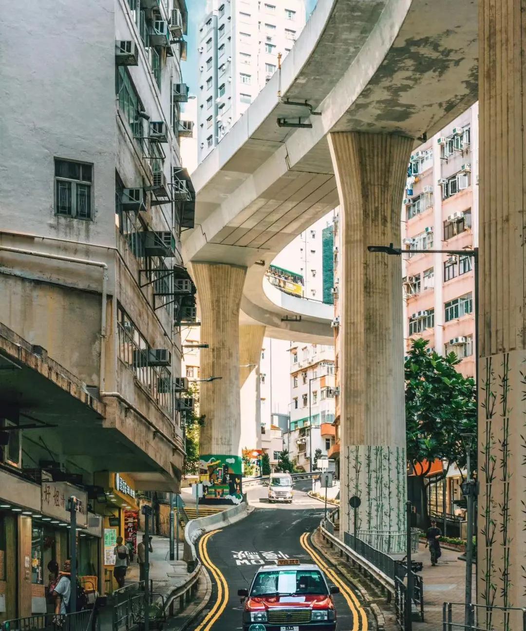 发现没，香港很多高高在上的立交桥，基本上都是单柱支撑，似乎都不怕侧翻😡