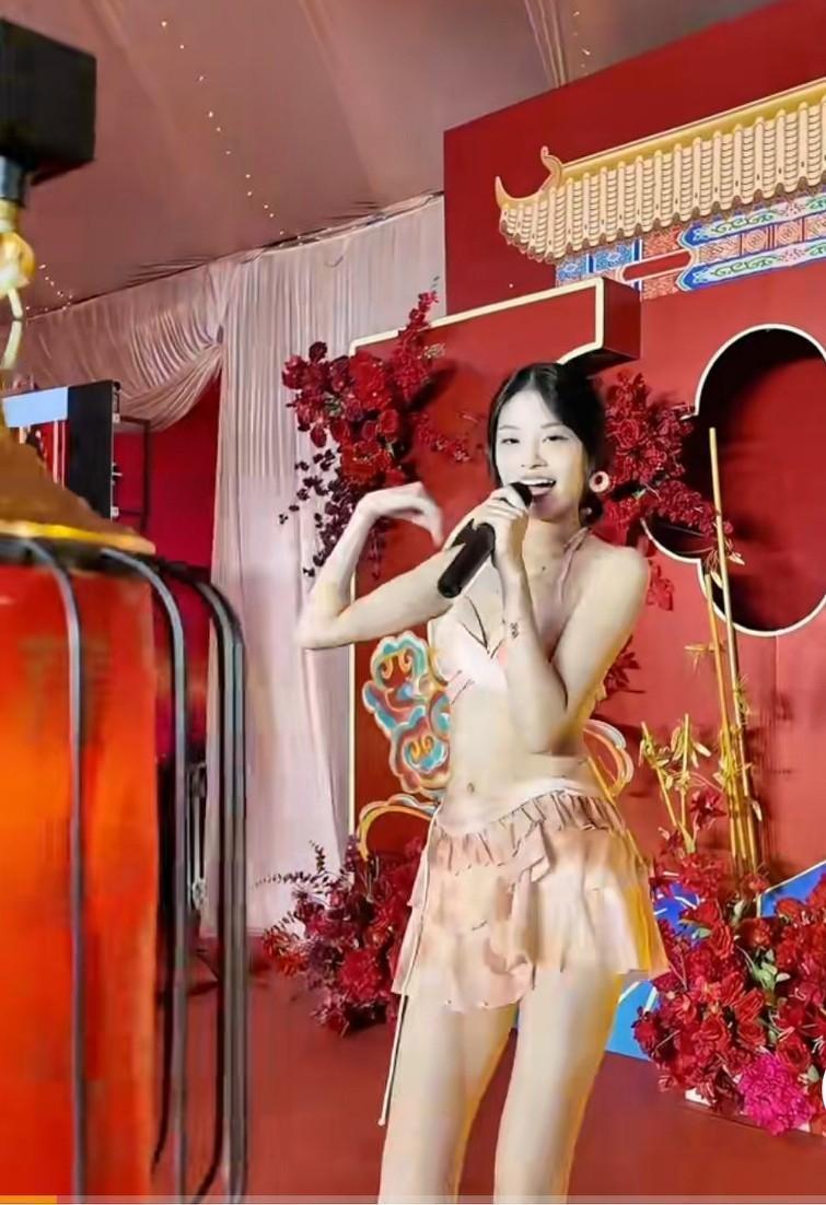 福建某地婚礼现场上，主家请到了当地小有名气的女子团体在台上表演歌舞，将婚礼现场一