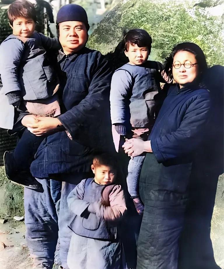第一眼就认出了照片中的高大男子是冯玉祥将军，以前的历史书上说他是爱国将领，爱兵如
