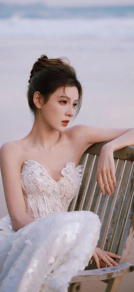 张予曦国剧盛典红毯美到失语张予曦在国剧盛典的红毯造型简直美到让人失语！她身着一袭